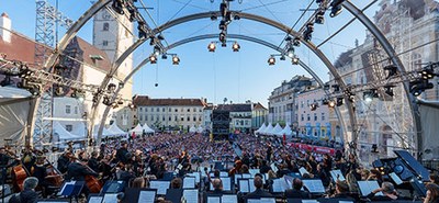 Leonard Bernstein meets American Songbook: Nach dem sensationellen Erfolg im Vorjahr wird der Domplatz St. Pölten wieder zum Publikumsmagneten. © Josef Bollwein