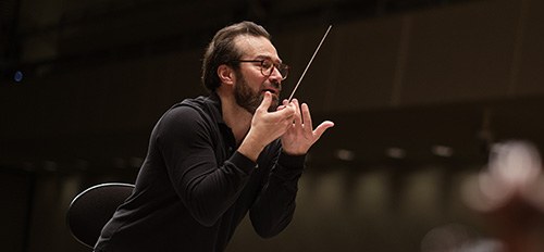 Fabien Gabel übernimmt zur Konzertsaison 25–26 die Position des Chefdirigenten beim Tonkünstler-Orchester. © Johannes Strassl