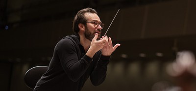 Fabien Gabel übernimmt zur Konzertsaison 25–26 die Position des Chefdirigenten beim Tonkünstler-Orchester. © Johannes Strassl