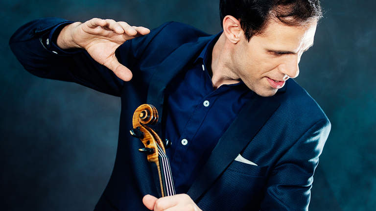 Mit seinem Überraschungsprogramm erzählt Konzertmeister Vahid Khadem-Missagh musikalische Geschichten rund um die abenteuerlustige Geige Stradivahid. © Julia Wesely