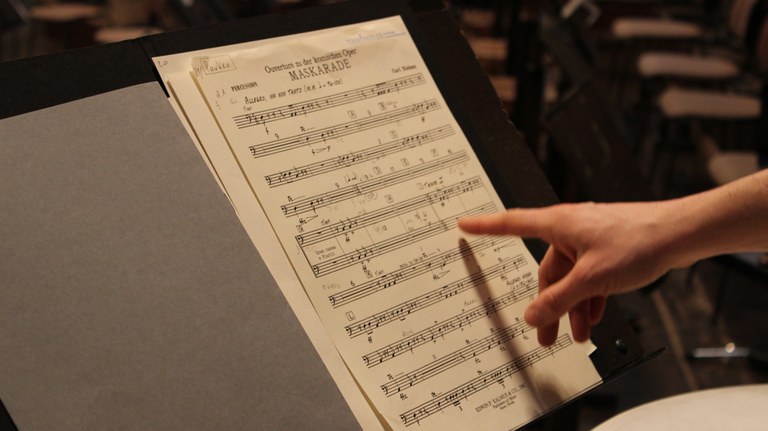 A rehearsal is not a concert – but that’s what makes it so exciting! The Tonkunstler Orchestra is giving you the chance to attend working rehearsals.